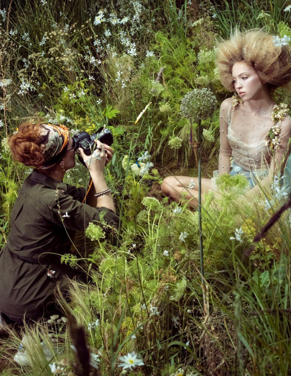 Shooting Lila Moss pour le calendrier Pirelli 2023