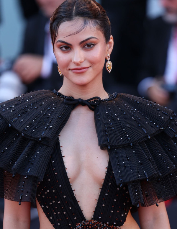 Camila Mendes à la première de Bones and All au 79ème festival du film de Venise