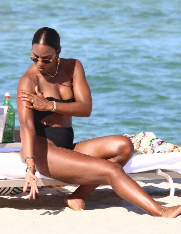 Kelly Rowland sur la plage de Miami