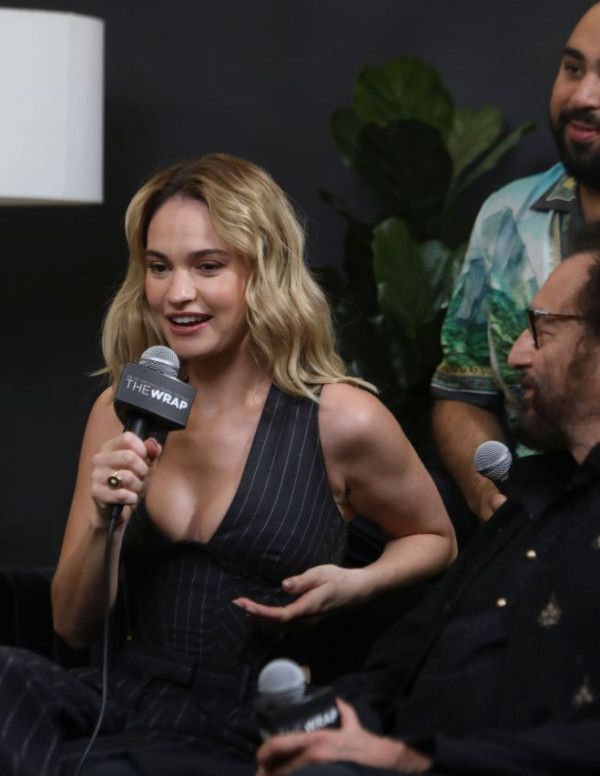 Lily James sexy décolleté à Toronto