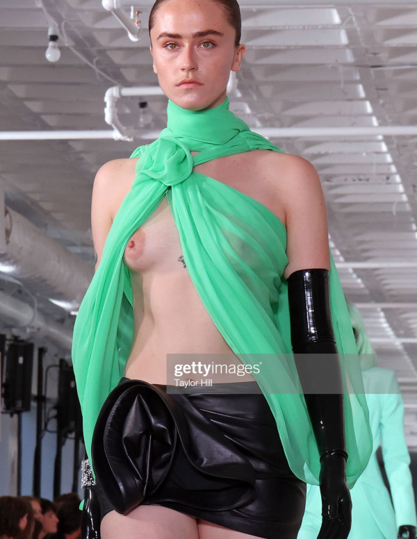 Ella Emhoff oops au défilé Prabal Gurung à la Fashion Show de New York