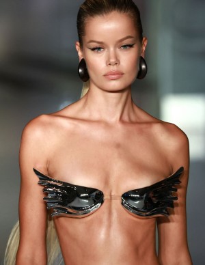 Frida Aasen sexy au défilé Laquan Smith à la Fashion Show de New York