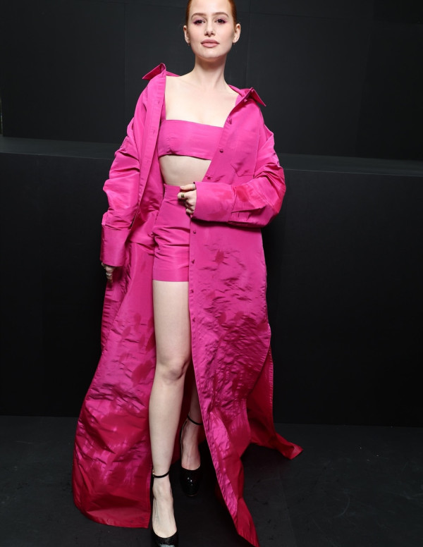 Madelaine Petsch au défilé Valentino à la Paris Fashion Week