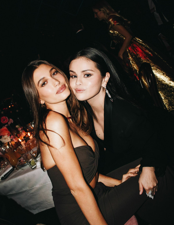 Hailey Baldwin et Selena Gomez à l'Academy Museum à Los Angeles
