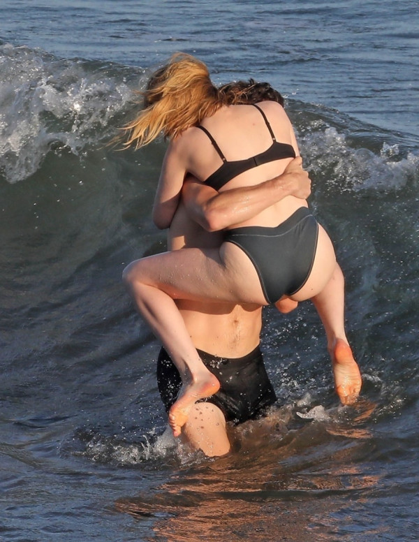 Lucy Boynton en vacances à San Pedro