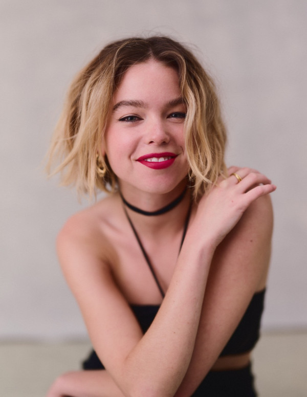 Shooting Milly Alcock pour WhoWhatWear