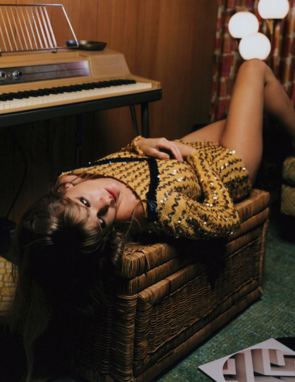 Shooting Taylor Swift pour Midnight par Beth Garrabrant