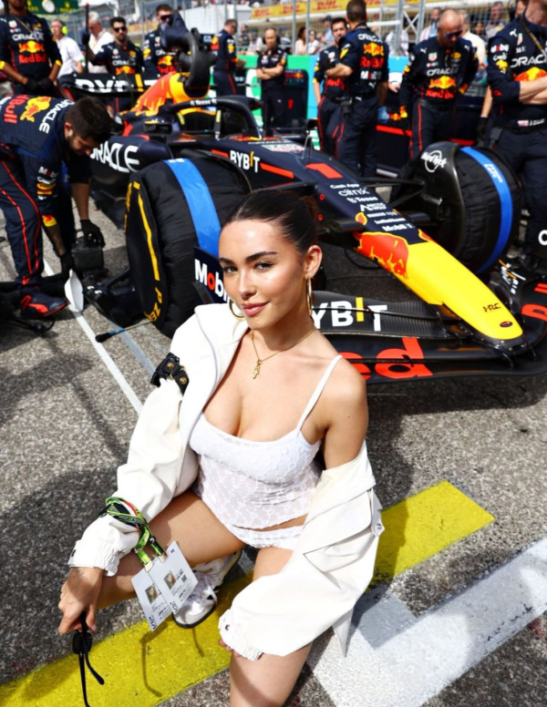 Madison Beer sexy au grand prix Formula 1 United States à Austin