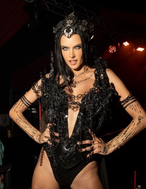 Alessandra Ambrosio en soirée Halloween à Los Angeles