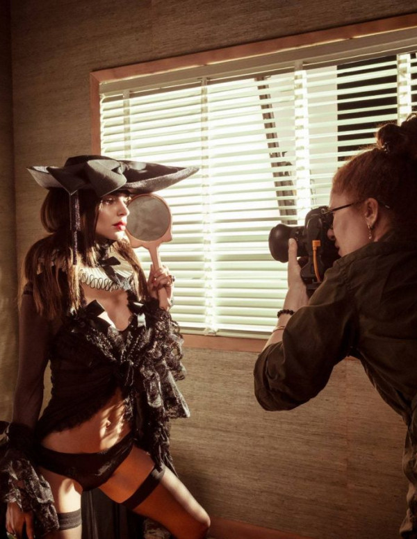 Shooting Emily Ratajkowski pour le calendrier Pirelli 2023