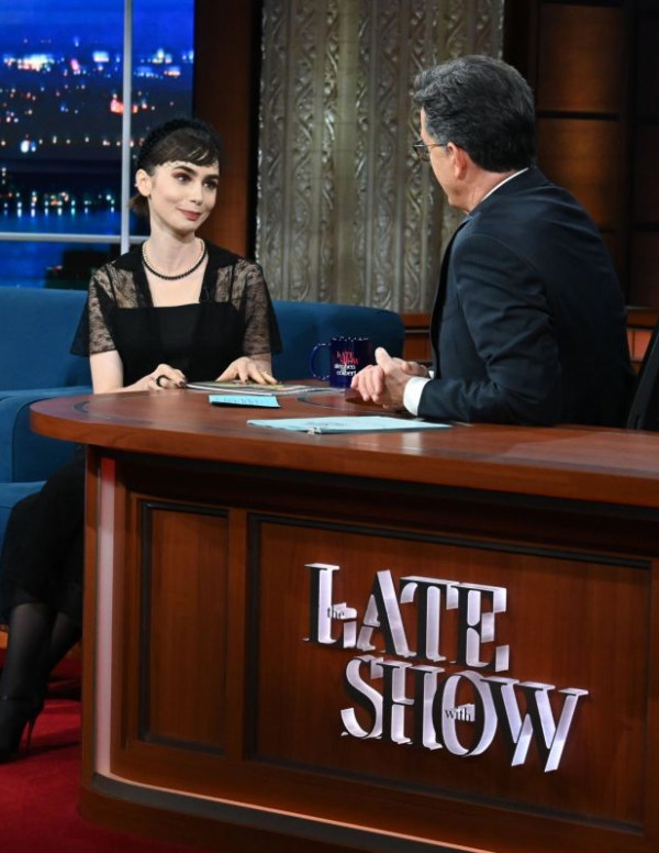 Lily Collins dans le Late Show avec Stephen Colbert