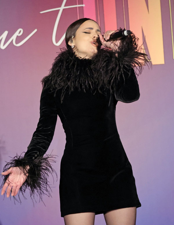 Sofia Carson en concert au Power Women Summit à Mairmont Miramar
