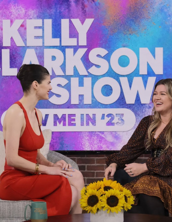 Alexandra Daddario dans l'émission The Kelly Clarkson Show
