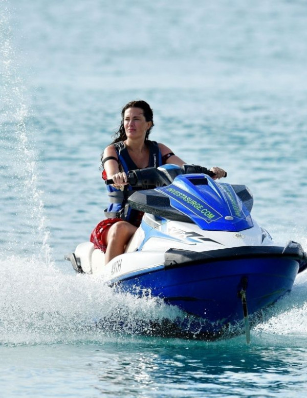 Rhea Durham fait du jet ski sur L'île de la Barbade