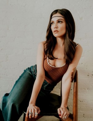 Shooting Danielle Campbell pour 1883 Magazine