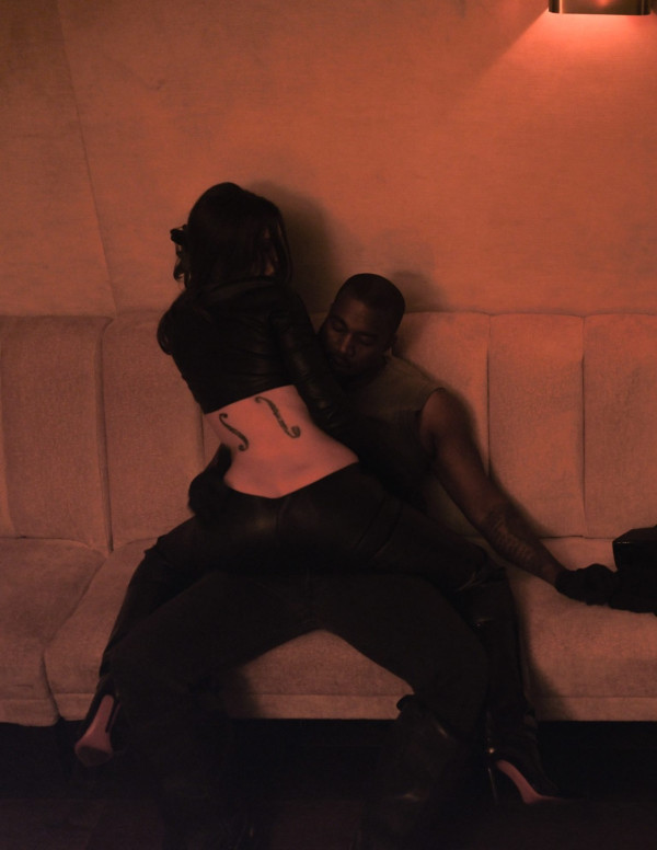 Shooting sexy de Julia Fox avec Kanye West pour Interview