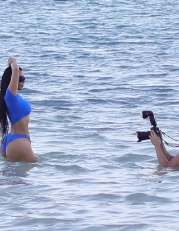 Shooting sexy Kim Kardashian pour sa marque de maillot de bain SKIMS