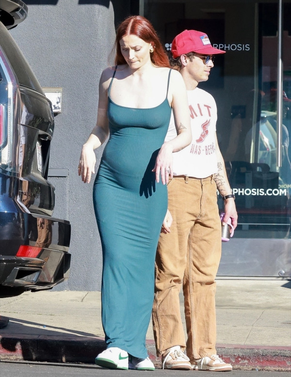 Sophie Turner en balade à Los Feliz