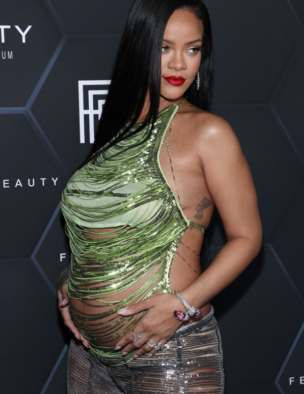Rihanna enceinte à la soirée Fenty Beauty & Fenty Skin à Los Angeles