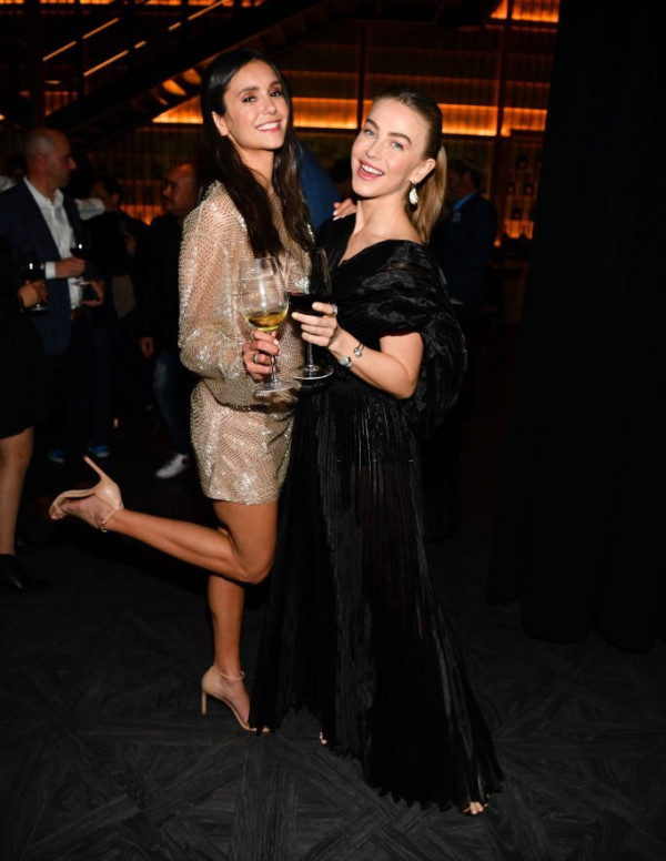 Nina Dobrev et Julianne Hough à la soirée de lancement Fresh Vine