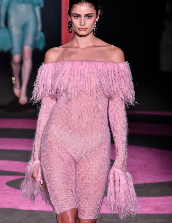 Taylor Marie Hill en défil pour la Milan fashion week