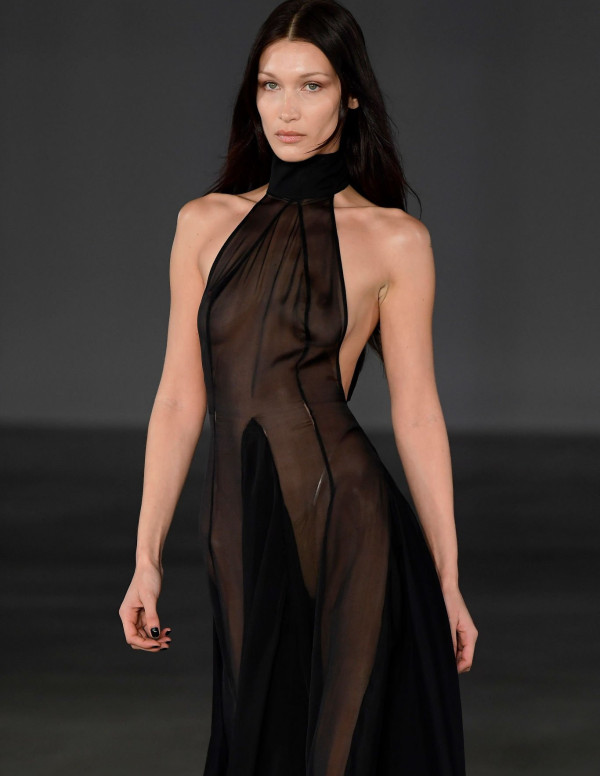 Bella Hadid en défilé Ludovic De Saint-Sernin à la Paris Fashion Week