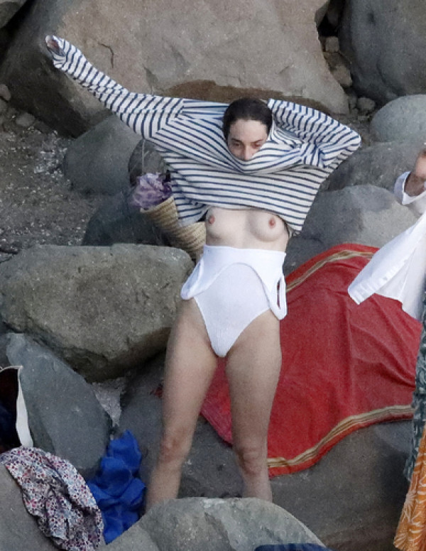 Maya Hawke oops seins nue à St. Barts
