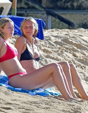 Gwyneth Paltrow et Apple Martin sur la plage de Bridgetown