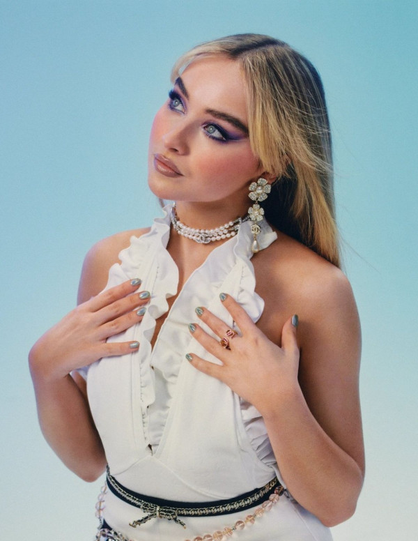 Shooting Sabrina Carpenter pour V Magazine