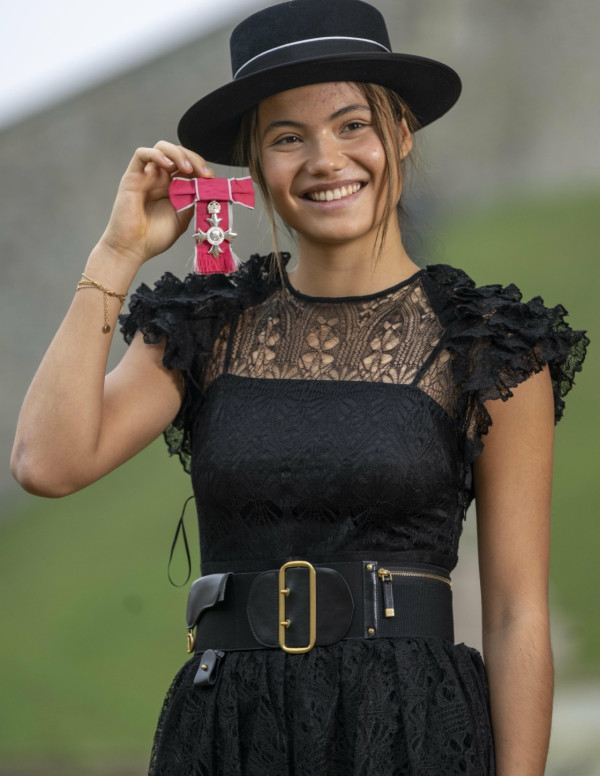 Emma Raducanu pose avec son MBE à Londres