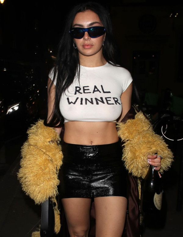 Charli XCX sexy en soirée à Londres