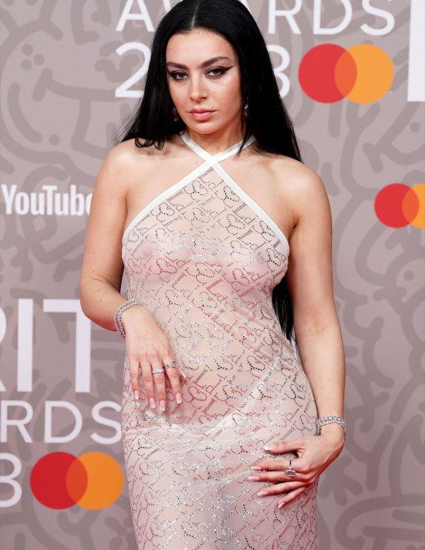 Charli XCX sexy transparence aux BRIT Awards 2023 à l'O2 Arena de Londres