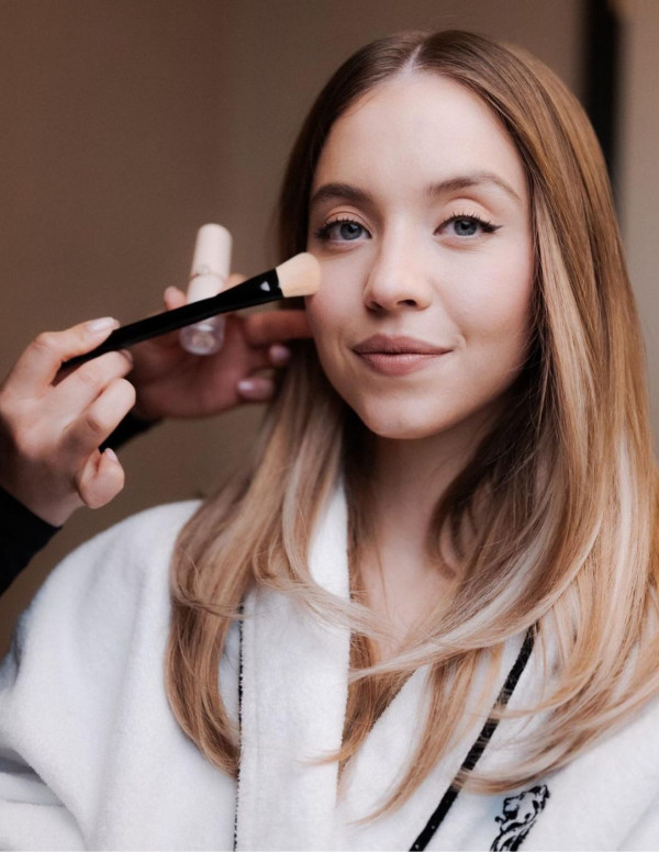 Shooting Sydney Sweeney pour Armani