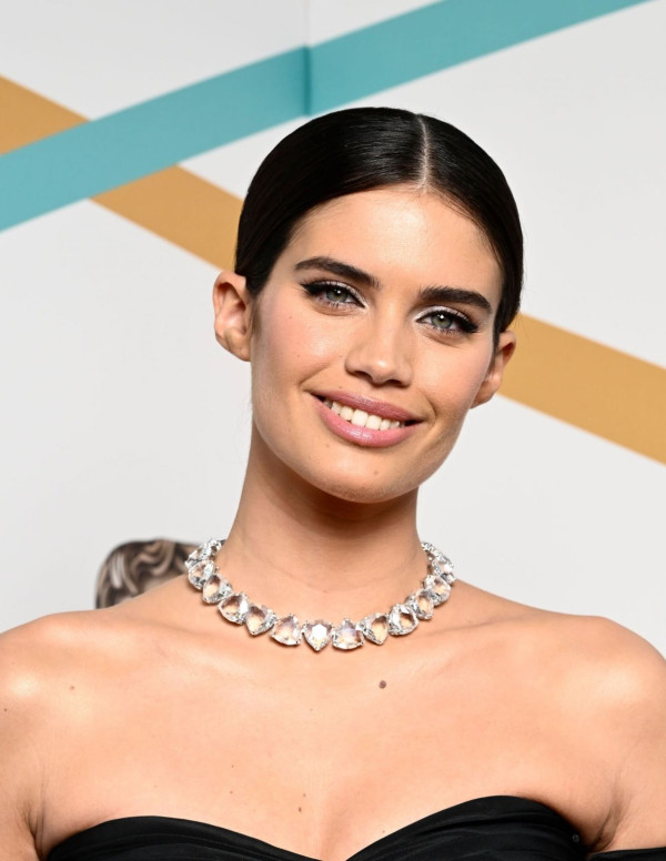 Sara Sampaio à Londres pour les British Academy Film Awards 2023