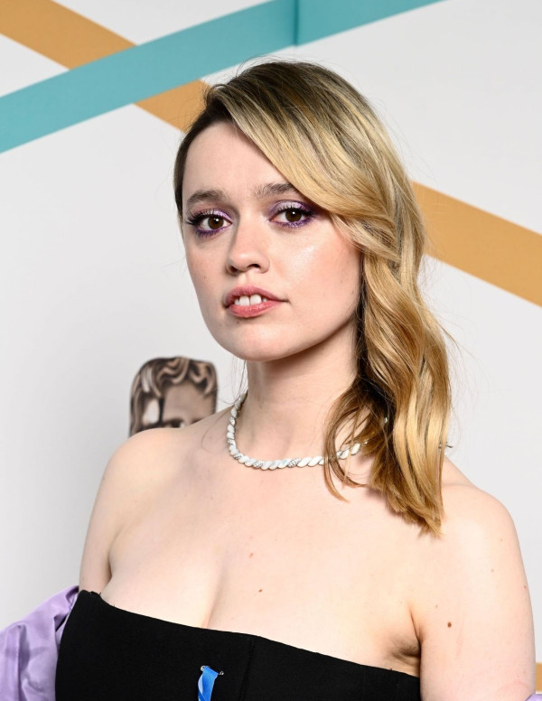 Aimee Lou Wood à Londres pour les British Academy Film Awards 2023