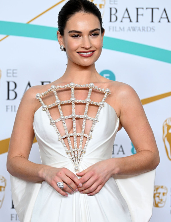 Lily James à Londres pour les British Academy Film Awards 2023