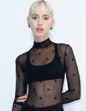 Iris Law au défilé Givenchy pour la Paris Fashion Week