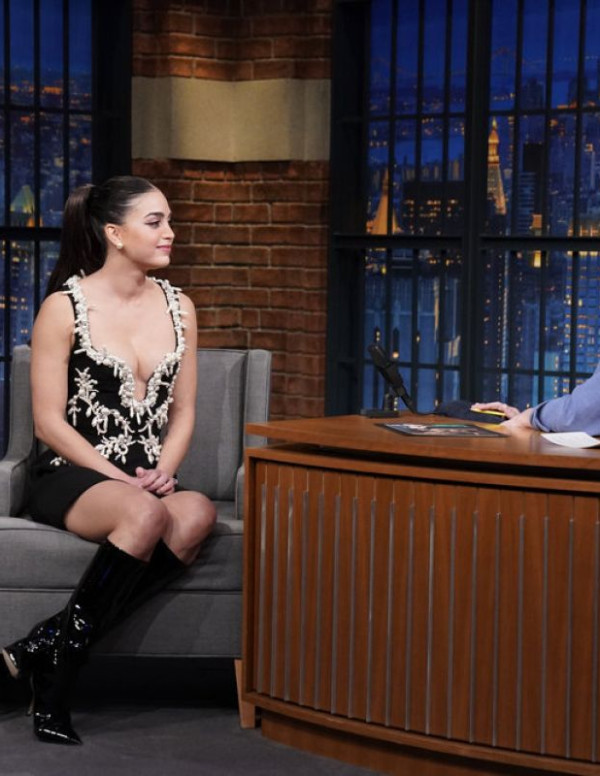 Melissa Barrera dans l'émission Late Night with Seth Meyers