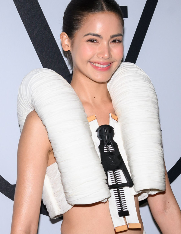 Urassaya Sperbund au défilé Louis Vuitton à la Paris Fashion Week