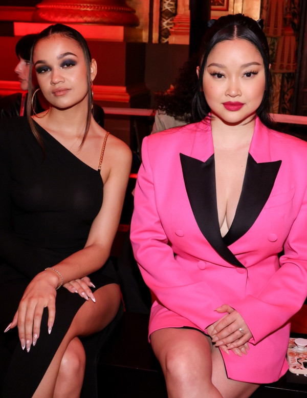 Lana Condor au défilé Dundas à la Paris Fashion Week