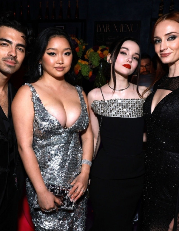 Lana Condor sexy à la soirée Vanity Fair des Oscars à Beverly Hills