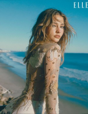 Madelyn Cline dans Elle Magazine (Inde)