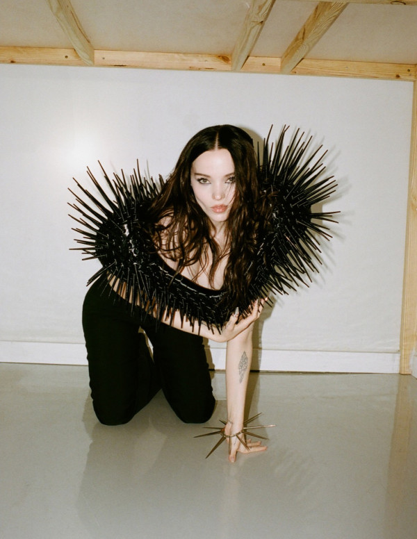 Shooting Dove Cameron pour Interview Magazine
