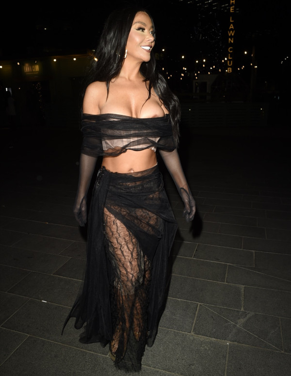 Chelsee Healey sexy en soirée à Manchester