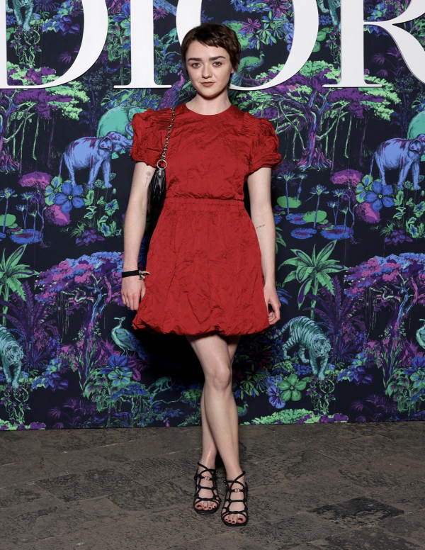 Maisie Williams au défilé Christian Dior à la fashion show de Mumbai (Inde)