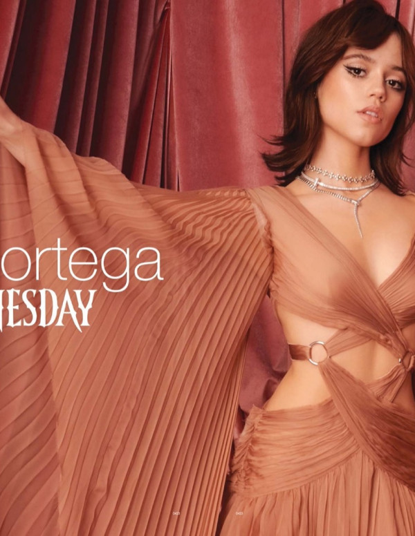 Jenna Ortega dans STRIPLV Magazine