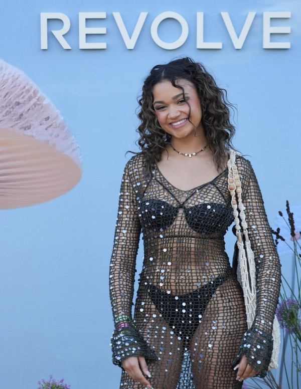 Madison Bailey à la soirée Revolve au Coachella 2023 Music Festival à Indio