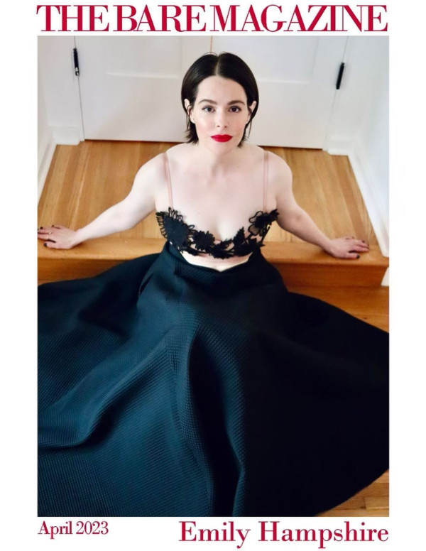 Emily Hampshire dans The Bare Magazine
