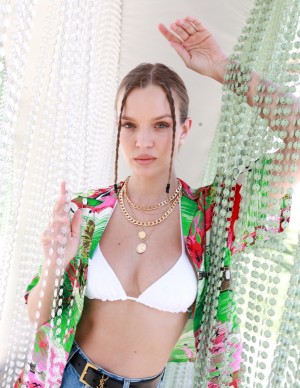 Josephine Skriver présente le nouveau produit Clinique au Coachella en Indio