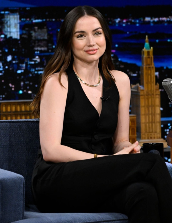 Ana de Armas dans l'émission The Tonight Show Starring Jimmy Fallon